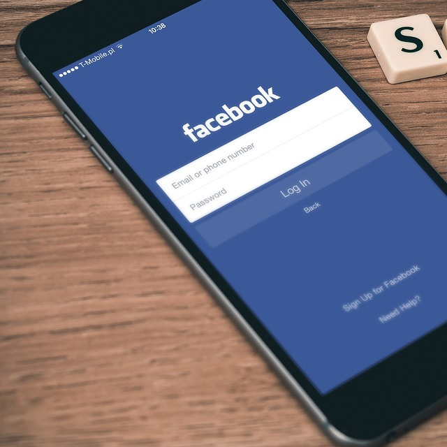 golfer using smartphone app